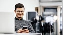Junger Mann möchte Smartphone von der Steuer absetzen