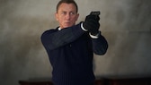 Primetime Blockbuster ProSieben James Bond Daniel Craig in Schwarz zielt mit Pistole
