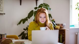 WLAN Klau Nachbar Frau mit Tasse am Laptop