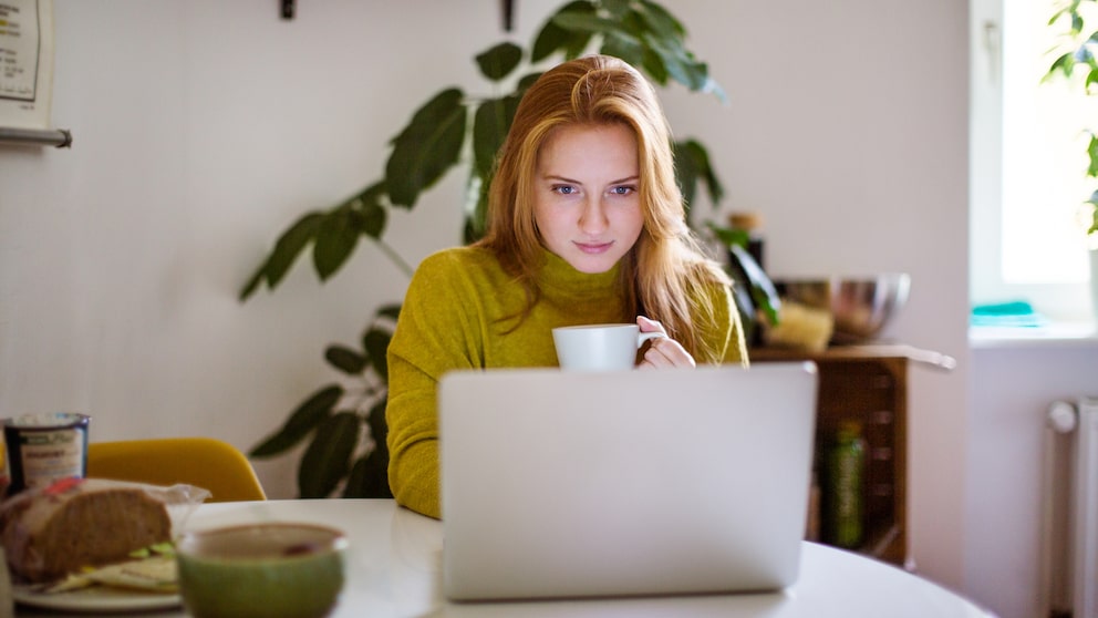 WLAN Klau Nachbar Frau mit Tasse am Laptop