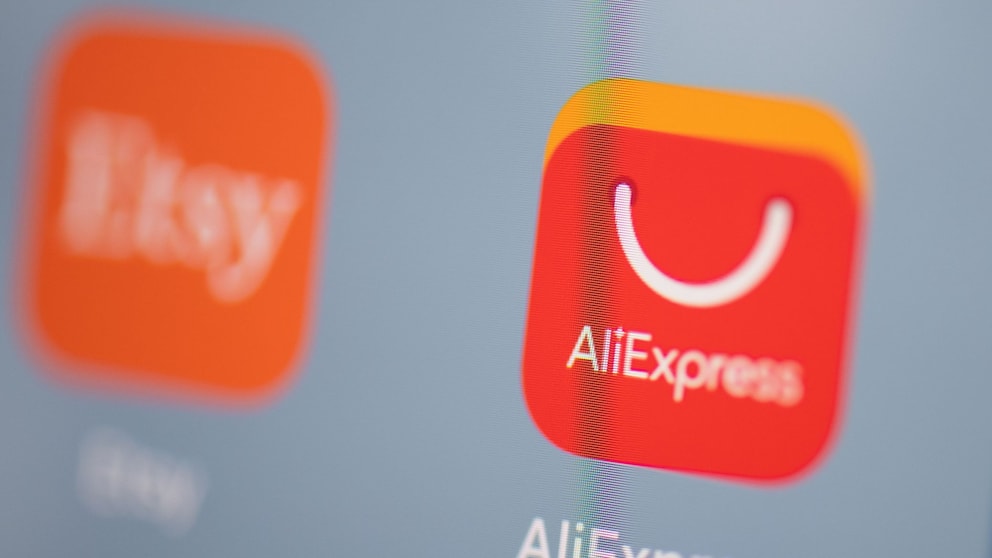 AliExpress Logo auf Smartphone-Display neben Etsy