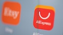AliExpress Logo auf Smartphone-Display neben Etsy