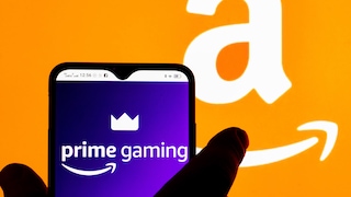 Amazon Prime Gaming neu Logo auf Smartphone vor orangenem Amazon-Hintergrund