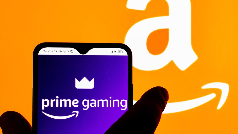 Amazon Prime Gaming neu Logo auf Smartphone vor orangenem Amazon-Hintergrund