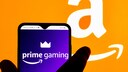 Amazon Prime Gaming neu Logo auf Smartphone vor orangenem Amazon-Hintergrund