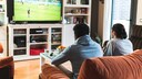 Freunde schauen Sport im TV