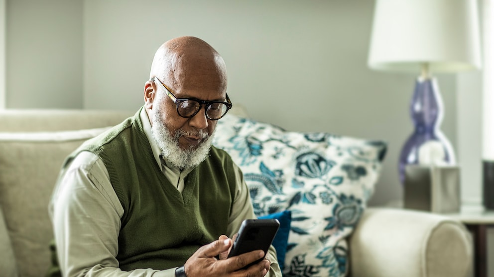 Mann liest SMS