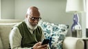 Mann liest SMS