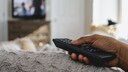 Fernbedienung vor Fernseher