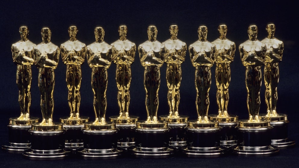 Oscars 2023 Streaming Symbolbild mit vielen goldenen Oscar-Trophäen