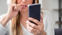 Frau hat Angst vorm Telefonieren