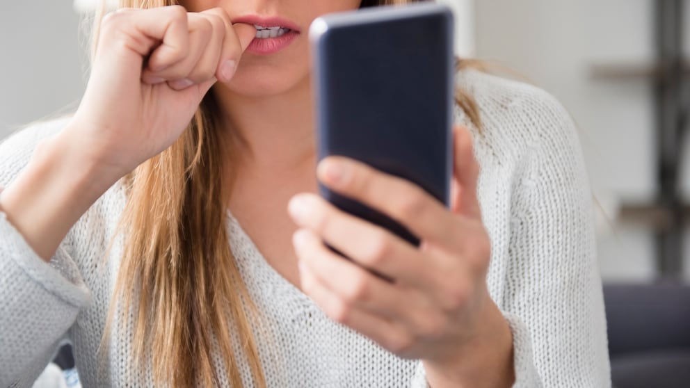 Frau hat Angst vorm Telefonieren