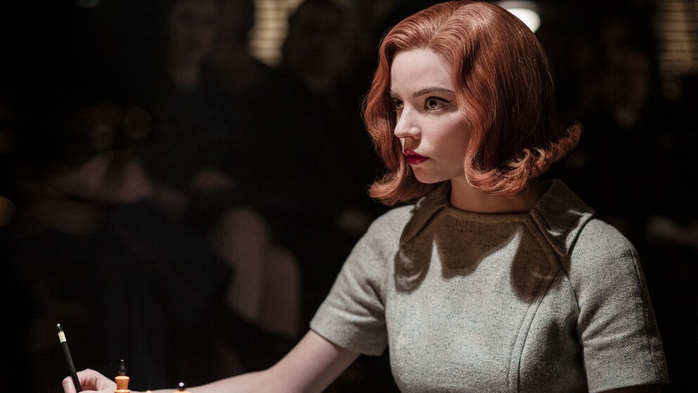 Das Damengambit Staffel 2 Netflix Symbolbild: Anya Taylor-Joy als Beth Harmon in das Damengambit mit Schachbrett