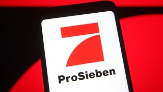 ProSieben Logo auf Smartphone: Blockbuster am Sonntag