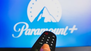 Paramount+ Logo auf TV mit Fernbedienung