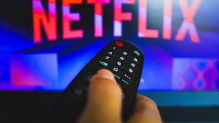 Netflix Shuffle Play eingestellt Logo auf Fernseher mit Fernbedienung