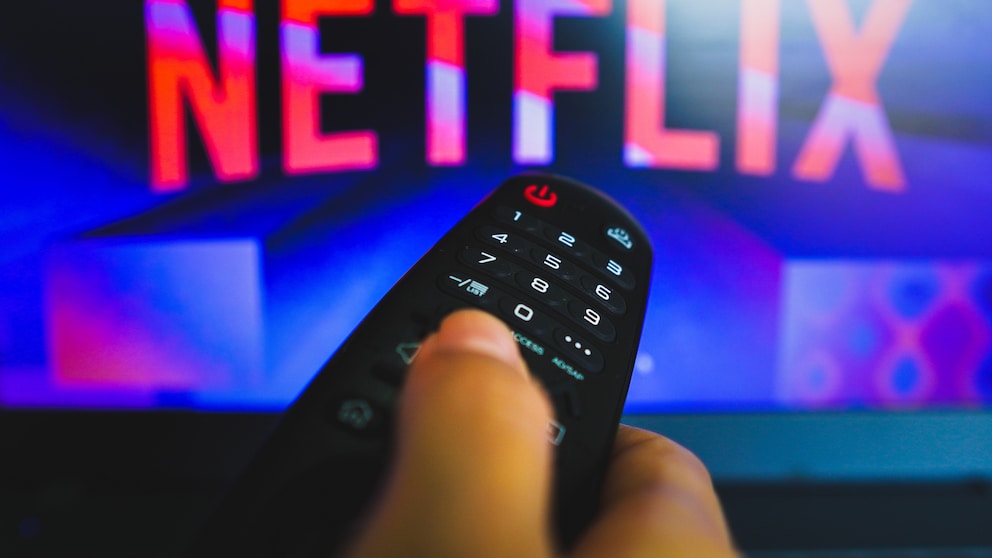 Netflix Shuffle Play eingestellt Logo auf Fernseher mit Fernbedienung