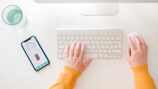 Schreibtisch mit Handy, Tastatur und Maus