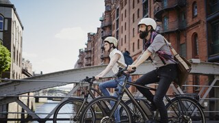 Zwei Personen fahren E-Bike