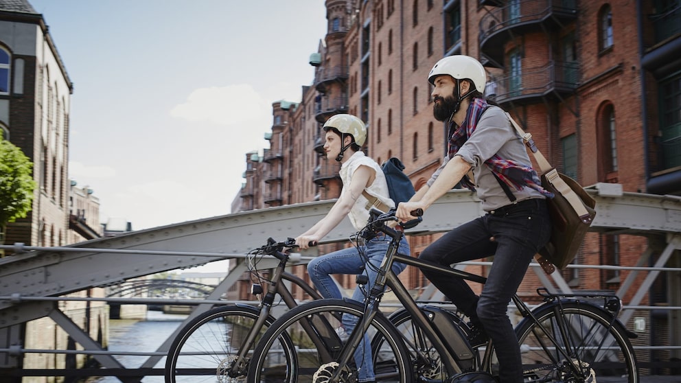 Zwei Personen fahren E-Bike