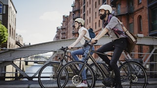 Zwei Personen fahren E-Bike