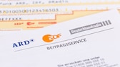 Rundfunkbeitrag Erhöhung Symbolbild: Brief mit Logo der ARD, ZDF, Deutschlandradio bezüglich des Beitragsservice