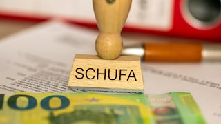 Schufa Score EU Recht: Schufa Stempel auf Dokumenten