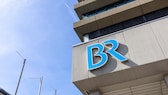 BR-Logo an Hauswand: Symbolbild für BR Mediathek