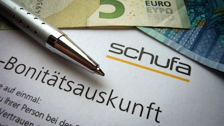 Schufa Speicherdauer Symbolbild mit Schufa-Schriftzug auf Bonitätscheck-Unterlagen