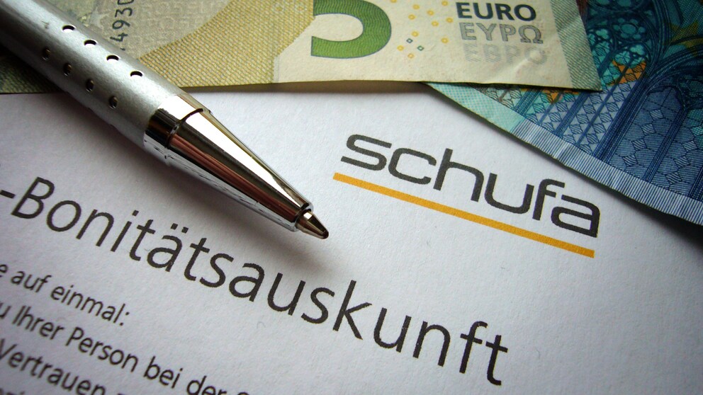 Schufa Speicherdauer Symbolbild mit Schufa-Schriftzug auf Bonitätscheck-Unterlagen