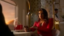 Citadel bei Amazon Prime Video: Priyanka Chopra Jonas als Nadia Sinh im roten Kleid mit Waffe