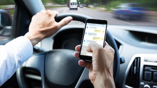 Handy am Steuer, Mann schreibt Textnachrichten beim Autofahren