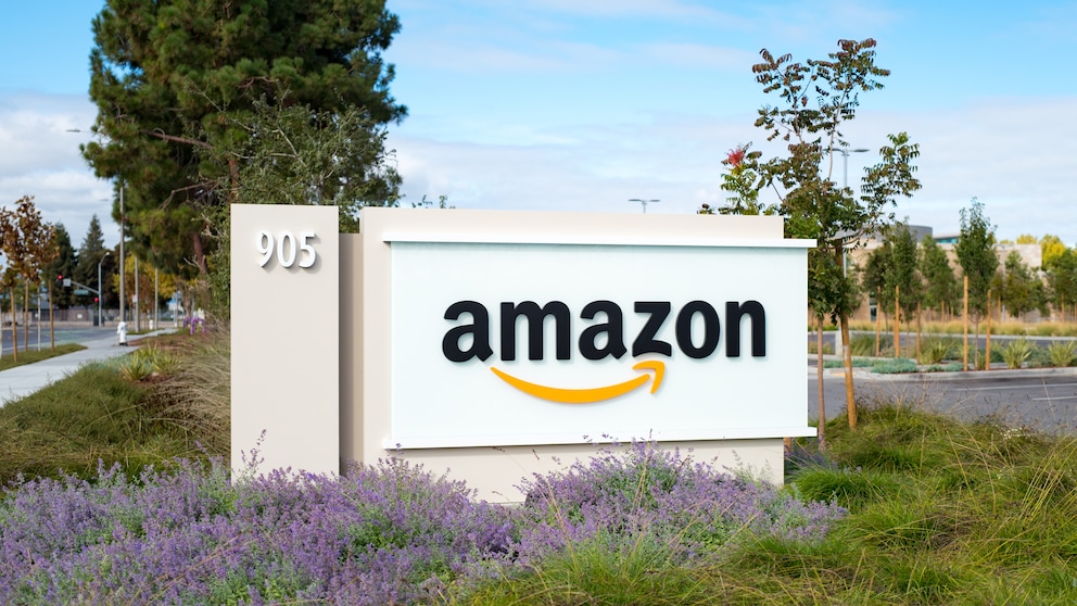 Amazon-Logo vor Zentrale