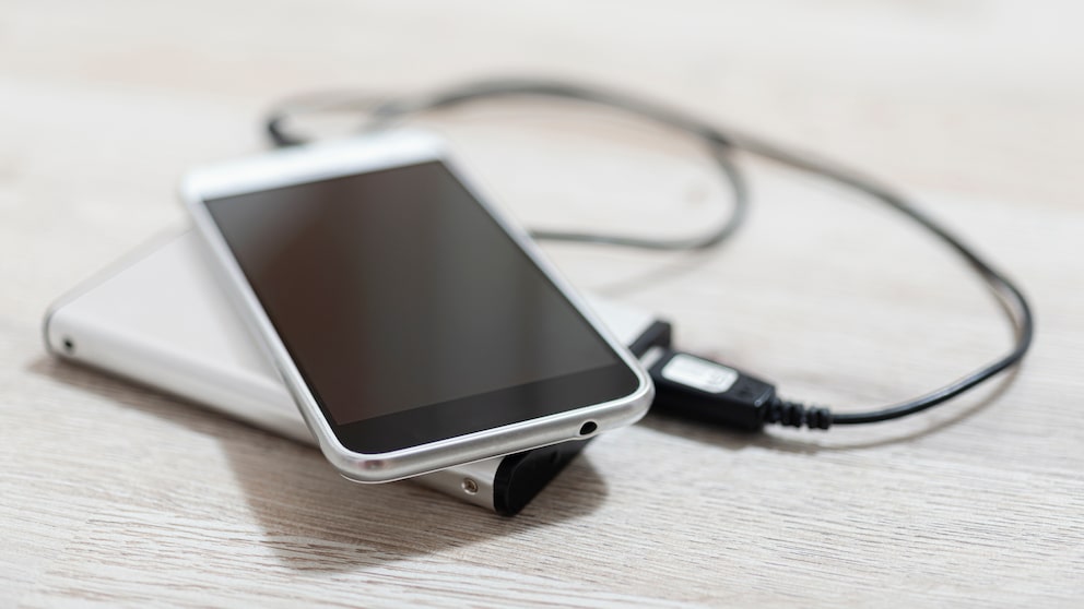 Smartphone mit Powerbank im Lademodus