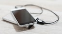 Smartphone mit Powerbank im Lademodus