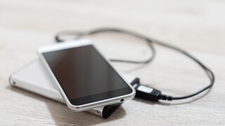 Smartphone mit Powerbank im Lademodus