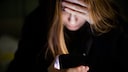 Apple-Betrug Symbolbild: Schockierte Frau mit Smartphone