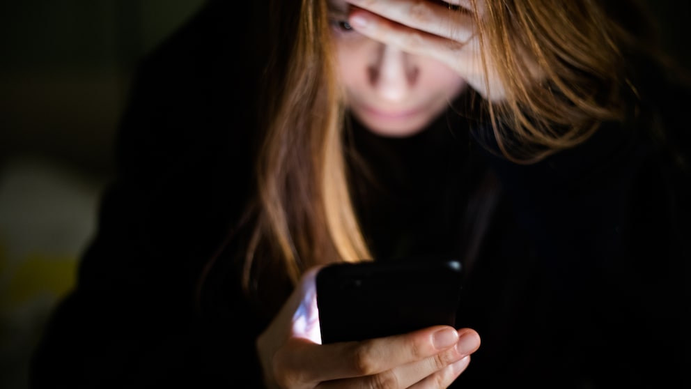 Apple-Betrug Symbolbild: Schockierte Frau mit Smartphone