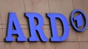 ARD Streaming-Plattform Symbolbild: Blaues ARD-Logo auf Wand
