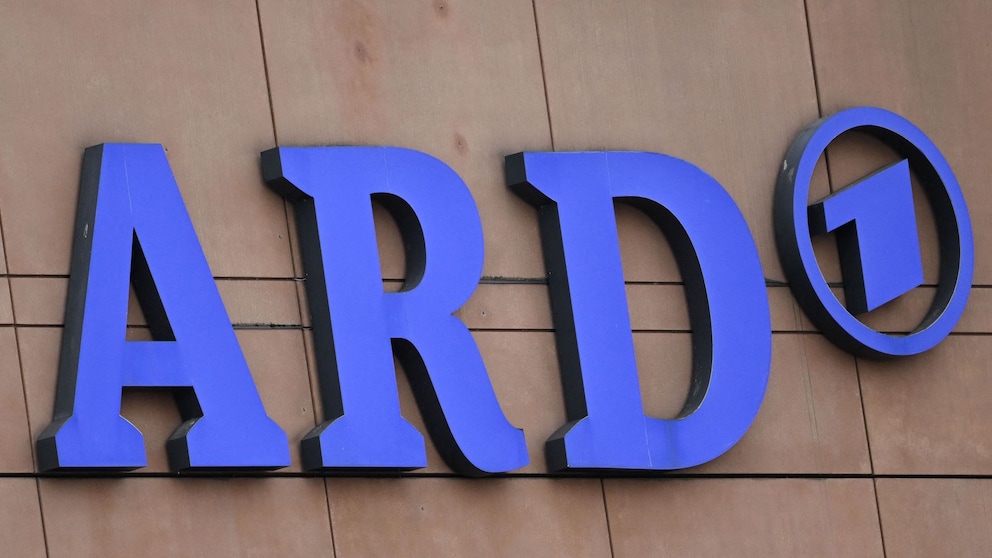 ARD Streaming-Plattform Symbolbild: Blaues ARD-Logo auf Wand