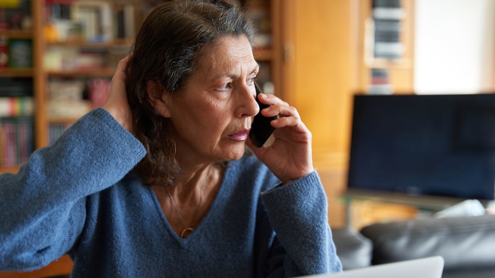 Frau am Telefon