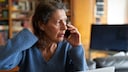 Frau am Telefon