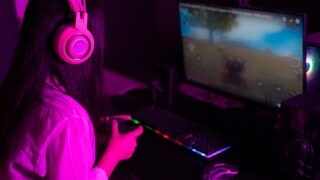 Cloud Gaming Symbolbild: Frau mit Controller am PC
