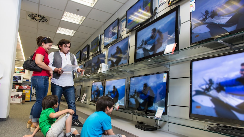 EU Richtlinie für Verkaufsstopp von energiefressenden OLED-TVs (8K etc.): Familie beim TV-Kauf