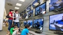 EU Richtlinie für Verkaufsstopp von energiefressenden OLED-TVs (8K etc.): Familie beim TV-Kauf