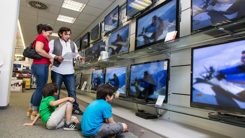 EU Richtlinie für Verkaufsstopp von energiefressenden OLED-TVs (8K etc.): Familie beim TV-Kauf
