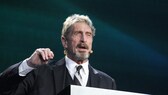 John McAfee 2016 bei einer Konferenz als Redner