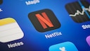 Netflix Werbe Abo Symbolbild: Netflix-Logo auf Smartphone-Bildschirm