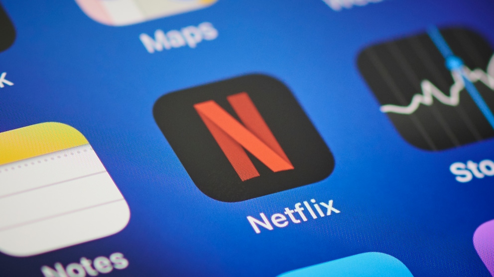 Netflix Werbe Abo Symbolbild: Netflix-Logo auf Smartphone-Bildschirm