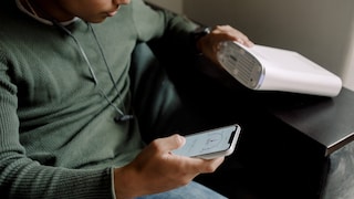 junger mann mit router und smartphone